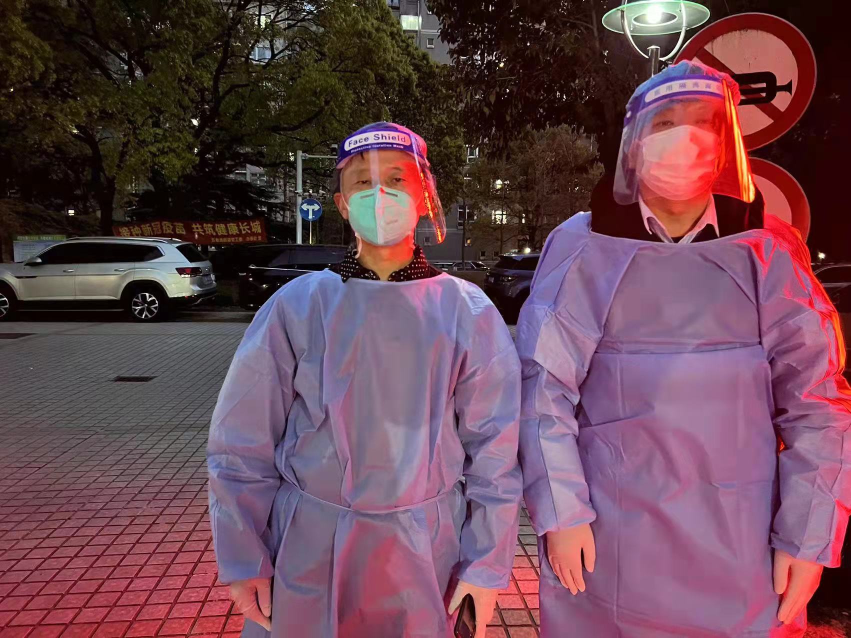 本部劉化景在小區(qū)巡邏，勸返下樓人員；遞送外面來的生活必需品急件到每家門洞，按鈴請業(yè)主下樓來取。