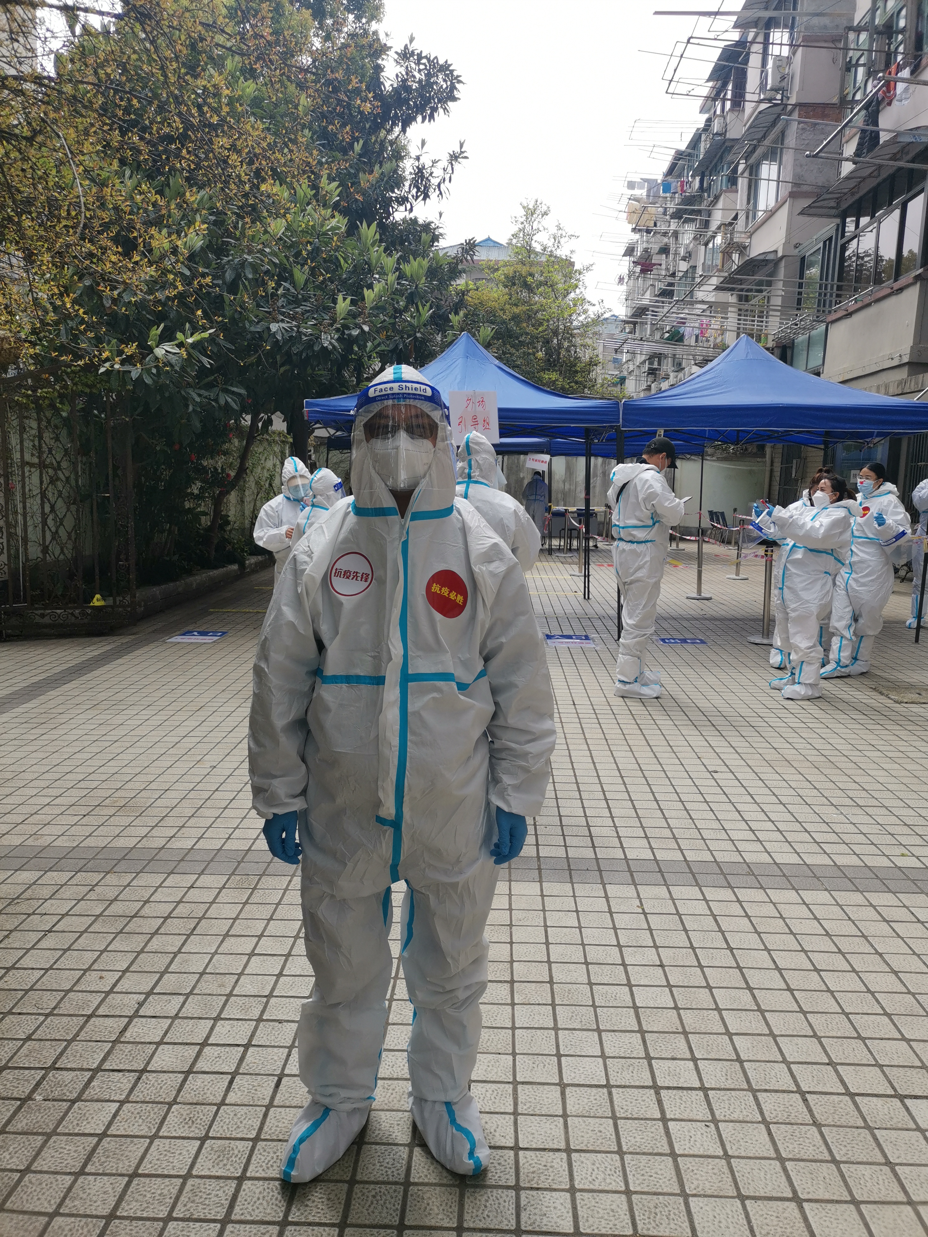 陳小華引導居民排隊做核酸，維持秩序